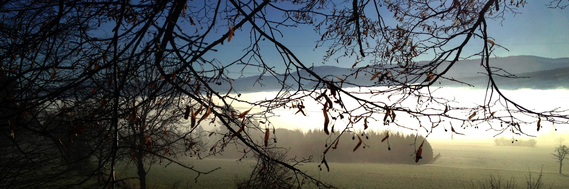 Titelbanner - Landschaft mit Sonne und Nebel, Herbst - Gemeinde Metzerlen - Mariastein, Pierre Jeker Titelbanner - Landschaft mit Sonne und Nebel, Herbst