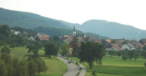 Metzerlen von Mariastein her. Links der "Blauen", nach dem Einschnitt der "Raemelspitz" Metzerlen-Mariastein